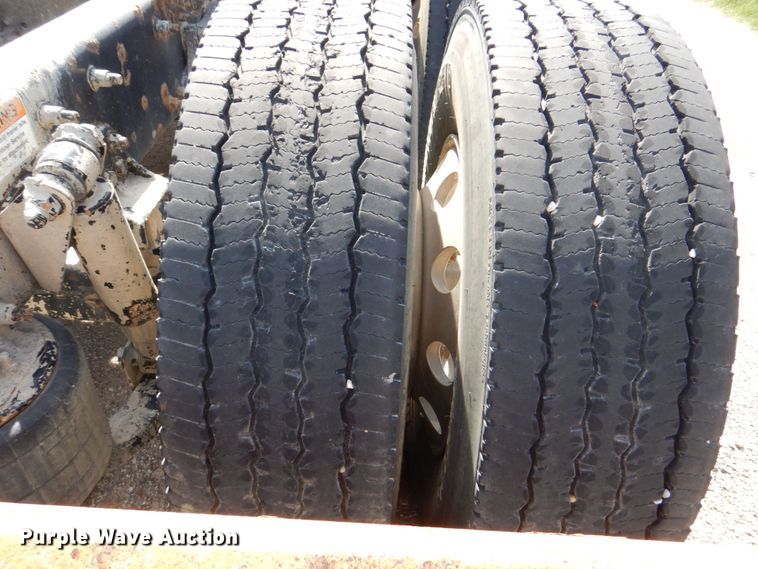 image for item DS8028 2013 Freightliner Cascadia  semi truck