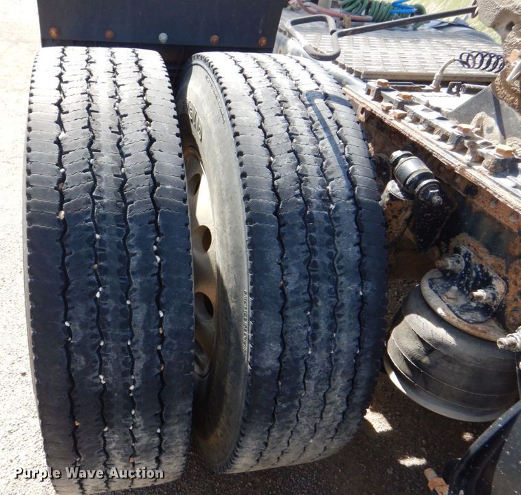 image for item DS8028 2013 Freightliner Cascadia  semi truck