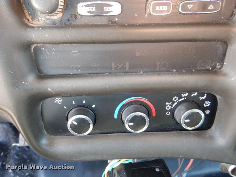 image for item EV9382 2005 Chevrolet C4500  Crew Cab flatbed truck