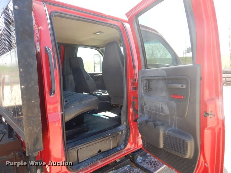 image for item EV9382 2005 Chevrolet C4500  Crew Cab flatbed truck