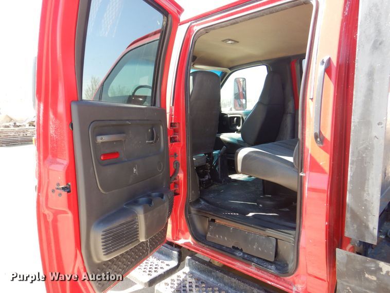 image for item EV9382 2005 Chevrolet C4500  Crew Cab flatbed truck