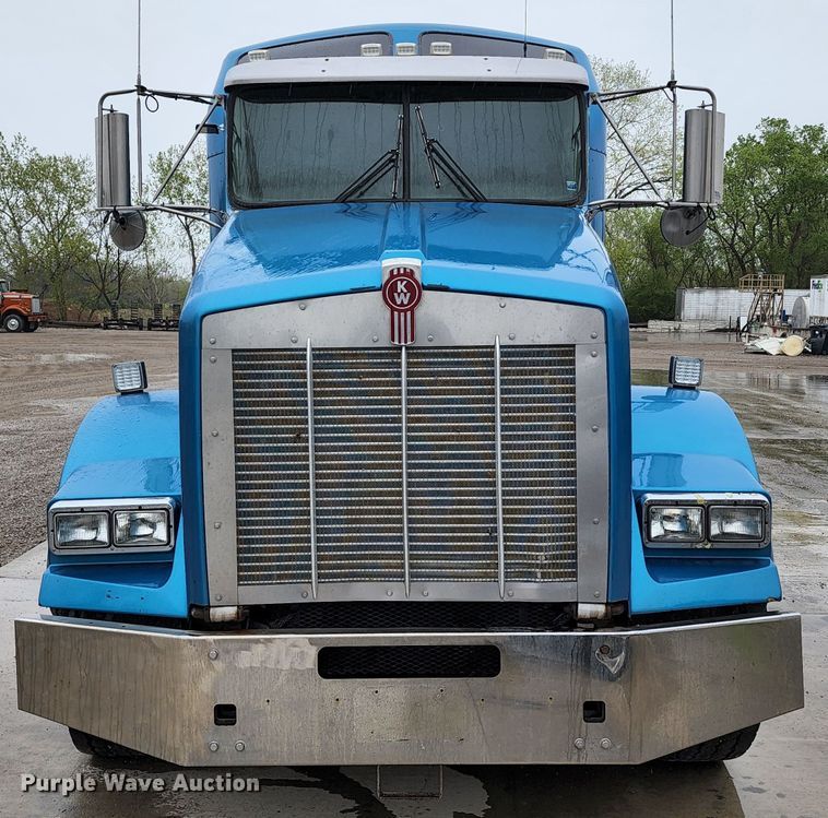 image for item HM9913 2007 Kenworth T800  semi truck