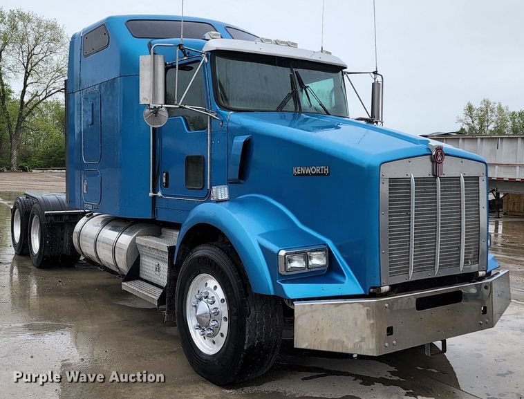 image for item HM9913 2007 Kenworth T800  semi truck