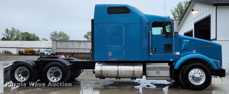image for item HM9913 2007 Kenworth T800  semi truck