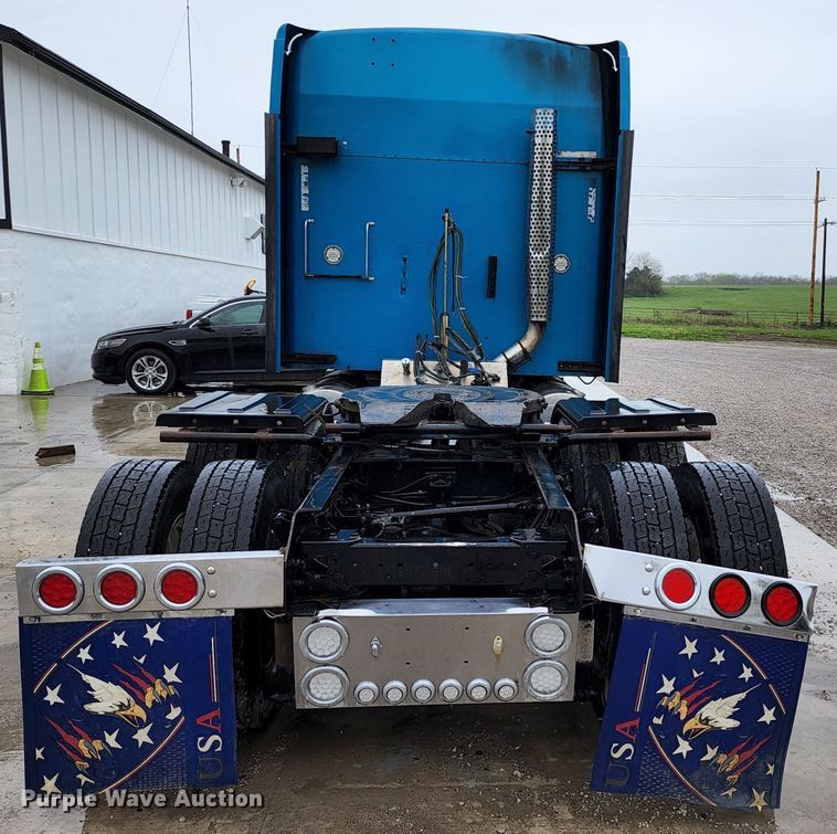 image for item HM9913 2007 Kenworth T800  semi truck