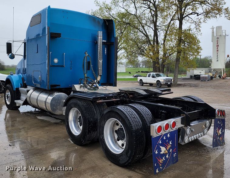 image for item HM9913 2007 Kenworth T800  semi truck