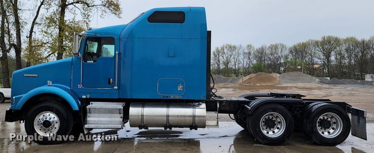 image for item HM9913 2007 Kenworth T800  semi truck