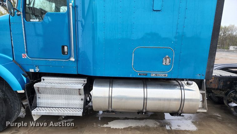 image for item HM9913 2007 Kenworth T800  semi truck