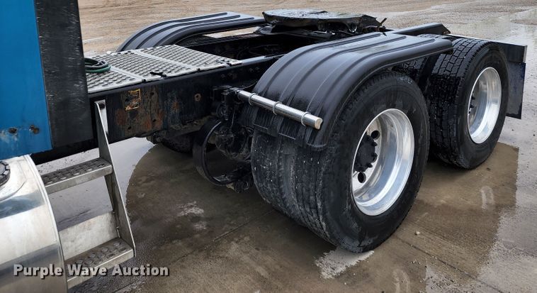 image for item HM9913 2007 Kenworth T800  semi truck