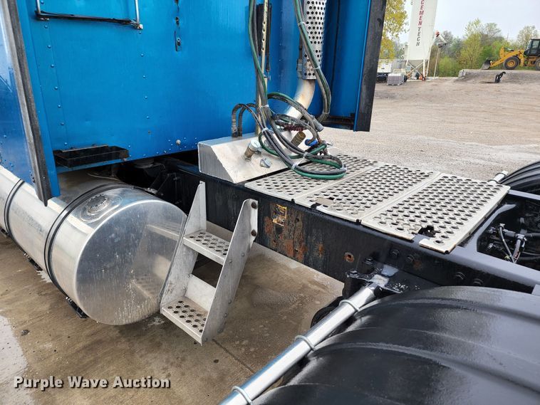 image for item HM9913 2007 Kenworth T800  semi truck