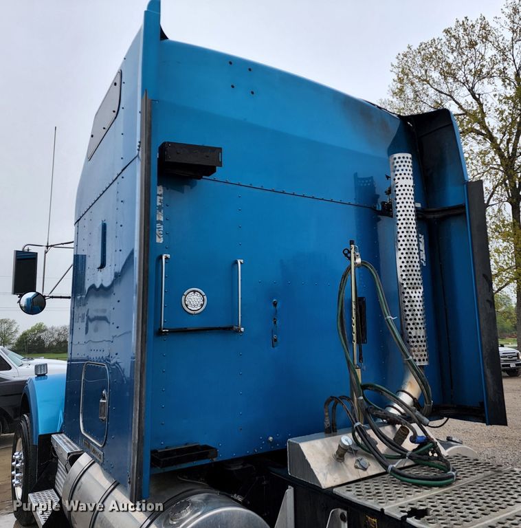 image for item HM9913 2007 Kenworth T800  semi truck