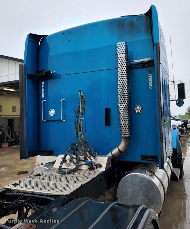 image for item HM9913 2007 Kenworth T800  semi truck