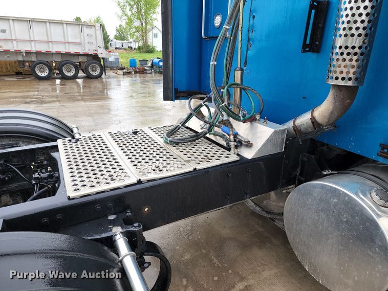 image for item HM9913 2007 Kenworth T800  semi truck