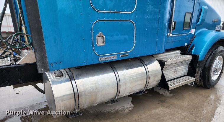 image for item HM9913 2007 Kenworth T800  semi truck