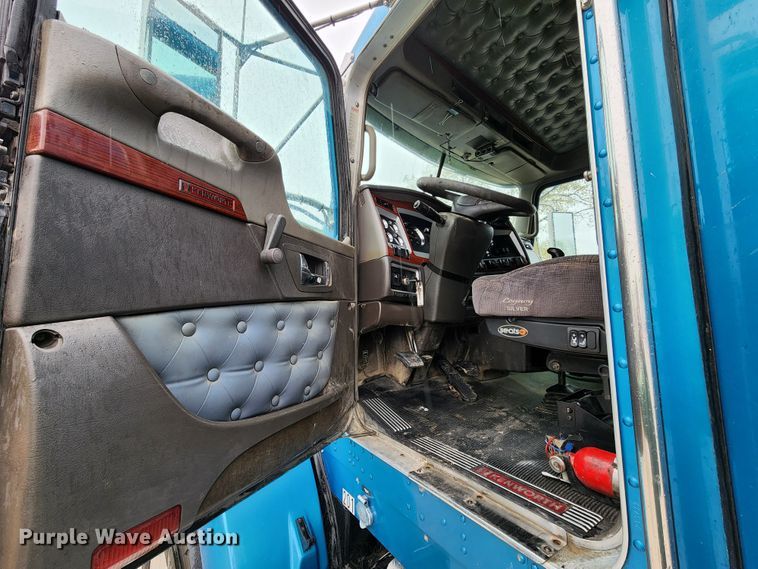 image for item HM9913 2007 Kenworth T800  semi truck