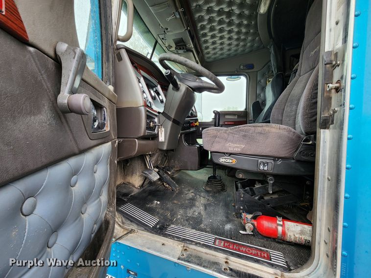 image for item HM9913 2007 Kenworth T800  semi truck