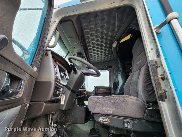 image for item HM9913 2007 Kenworth T800  semi truck