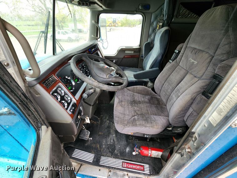 image for item HM9913 2007 Kenworth T800  semi truck