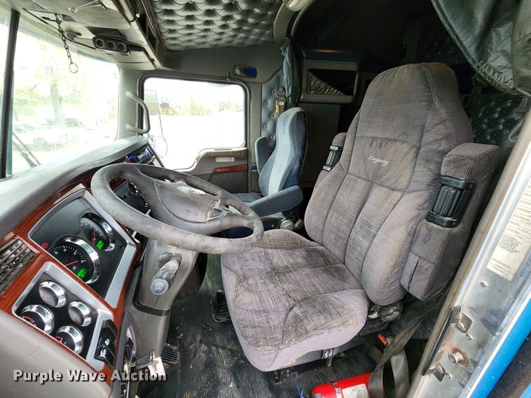 image for item HM9913 2007 Kenworth T800  semi truck