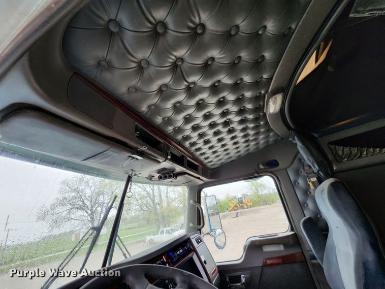 image for item HM9913 2007 Kenworth T800  semi truck