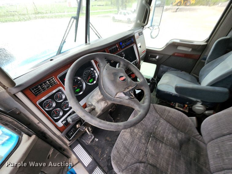 image for item HM9913 2007 Kenworth T800  semi truck