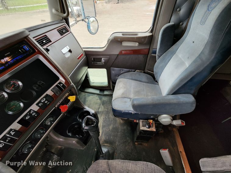 image for item HM9913 2007 Kenworth T800  semi truck