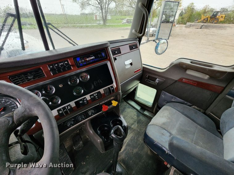 image for item HM9913 2007 Kenworth T800  semi truck