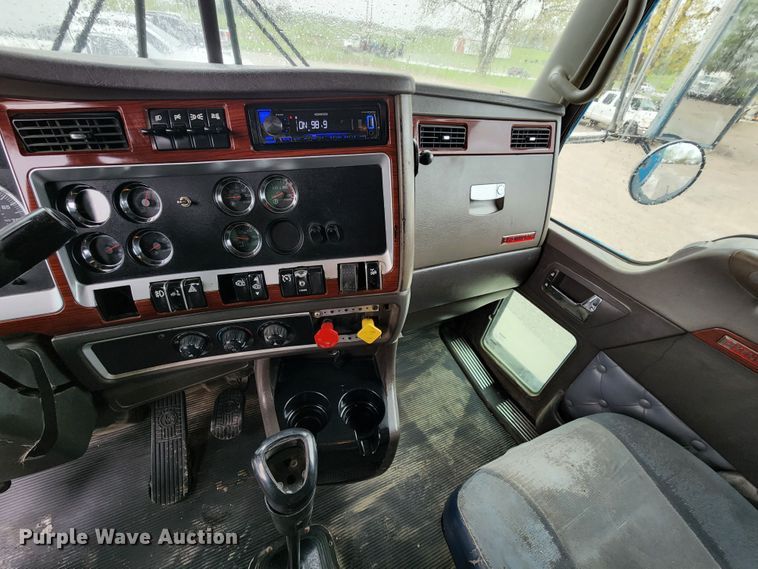 image for item HM9913 2007 Kenworth T800  semi truck