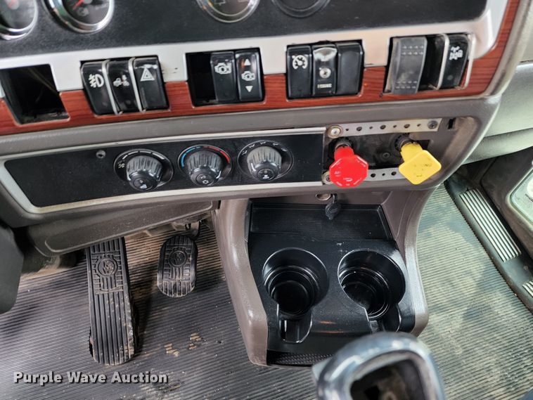 image for item HM9913 2007 Kenworth T800  semi truck