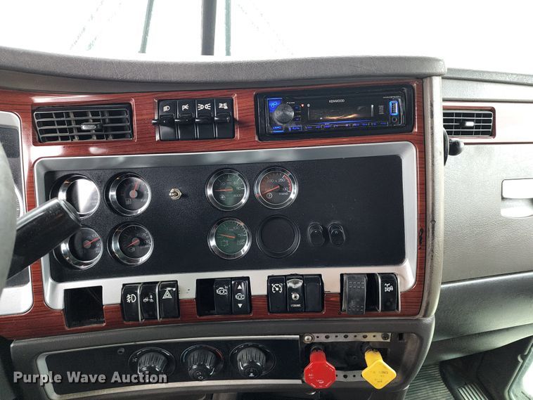 image for item HM9913 2007 Kenworth T800  semi truck