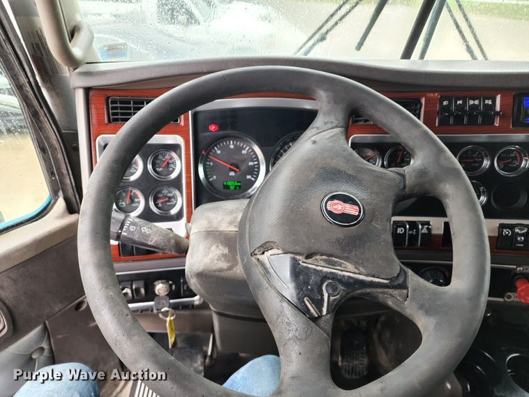 image for item HM9913 2007 Kenworth T800  semi truck