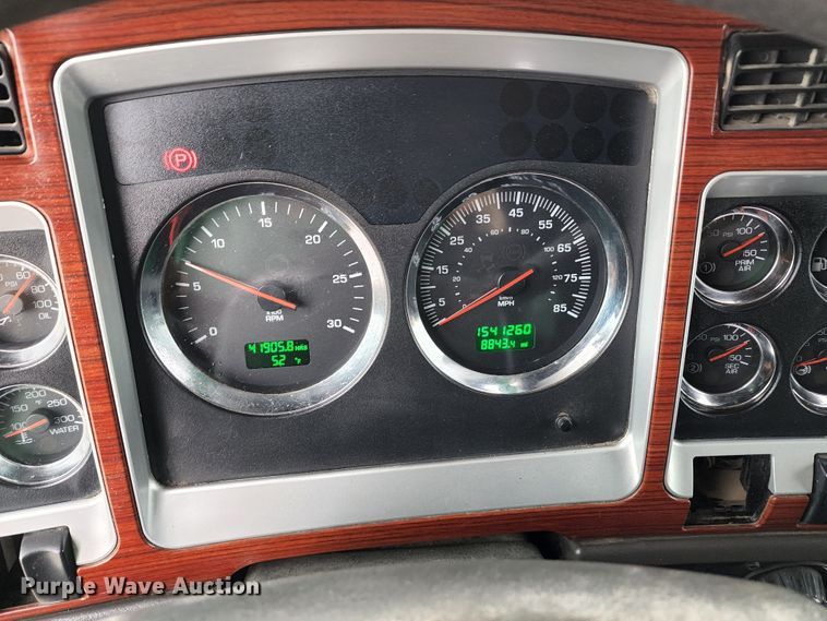 image for item HM9913 2007 Kenworth T800  semi truck