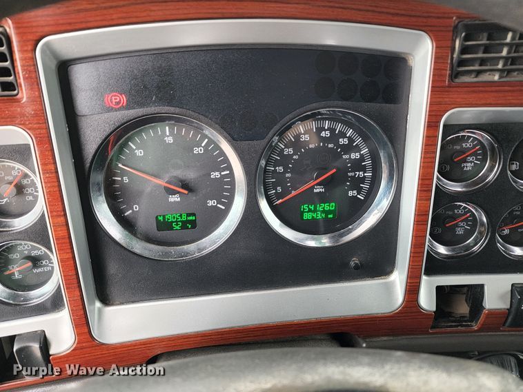 image for item HM9913 2007 Kenworth T800  semi truck