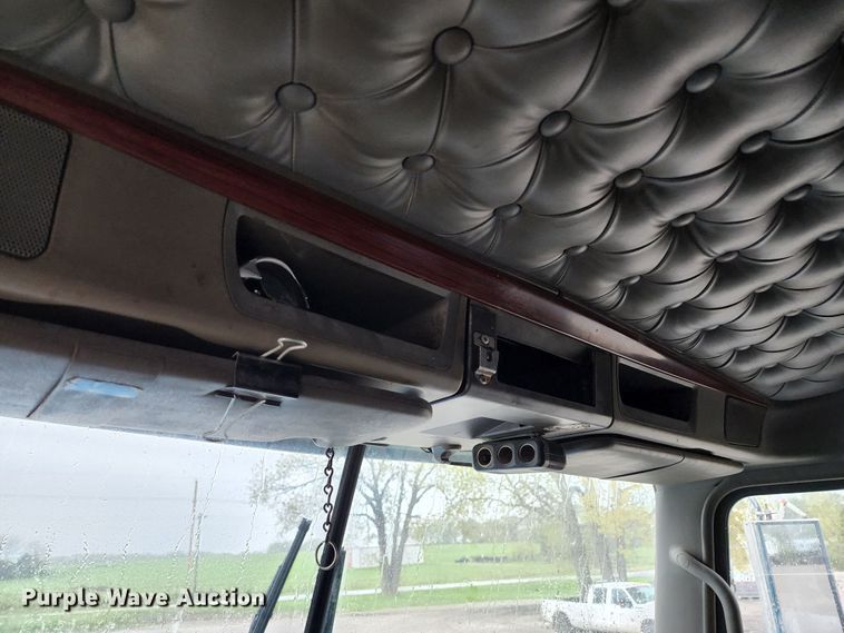 image for item HM9913 2007 Kenworth T800  semi truck