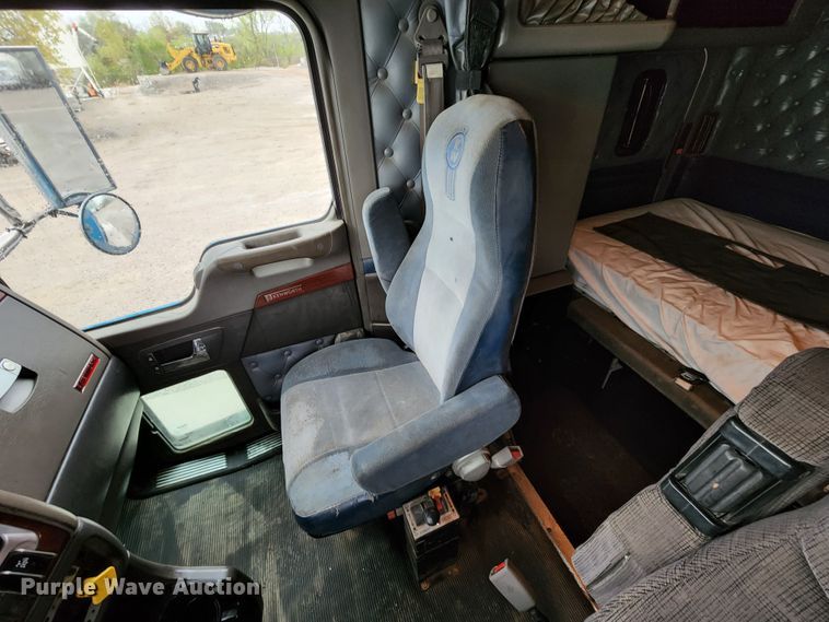 image for item HM9913 2007 Kenworth T800  semi truck