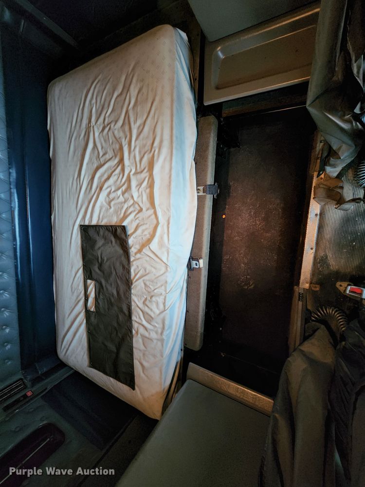 image for item HM9913 2007 Kenworth T800  semi truck