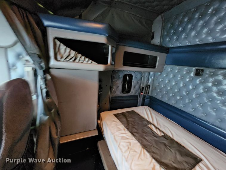 image for item HM9913 2007 Kenworth T800  semi truck