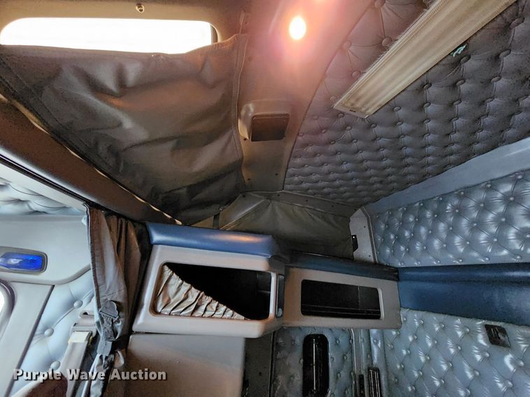 image for item HM9913 2007 Kenworth T800  semi truck