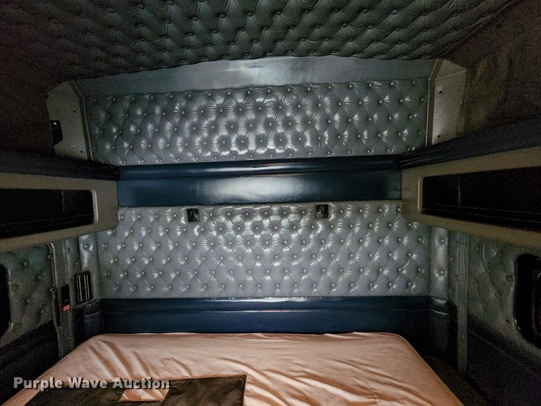 image for item HM9913 2007 Kenworth T800  semi truck