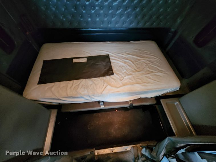 image for item HM9913 2007 Kenworth T800  semi truck