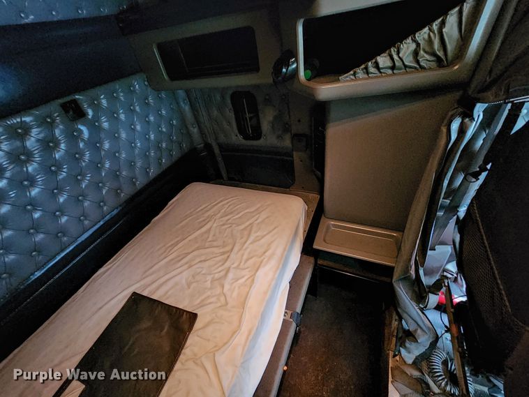 image for item HM9913 2007 Kenworth T800  semi truck