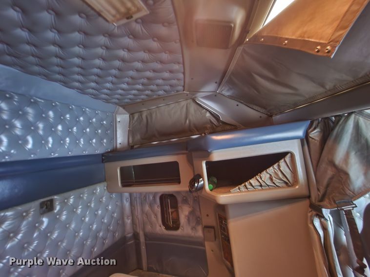 image for item HM9913 2007 Kenworth T800  semi truck