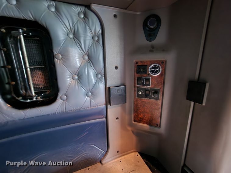 image for item HM9913 2007 Kenworth T800  semi truck