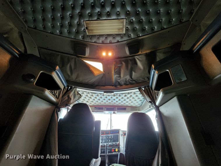 image for item HM9913 2007 Kenworth T800  semi truck