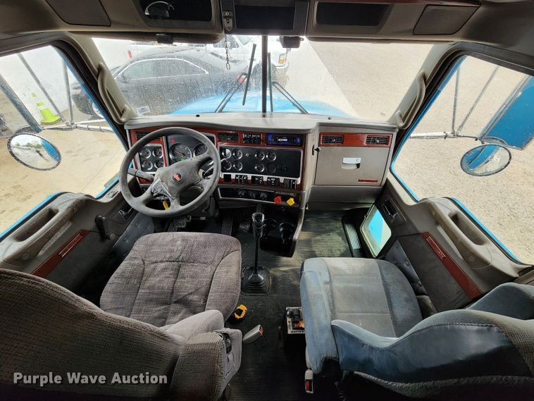 image for item HM9913 2007 Kenworth T800  semi truck