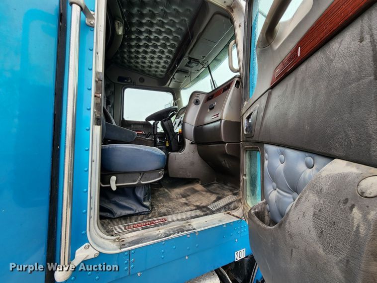 image for item HM9913 2007 Kenworth T800  semi truck