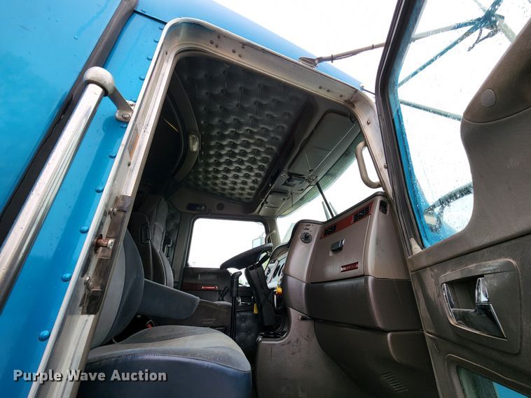 image for item HM9913 2007 Kenworth T800  semi truck