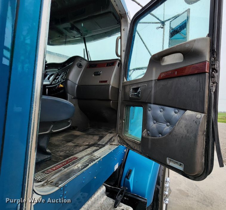 image for item HM9913 2007 Kenworth T800  semi truck