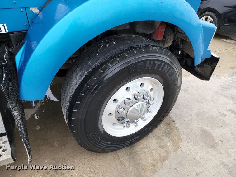 image for item HM9913 2007 Kenworth T800  semi truck