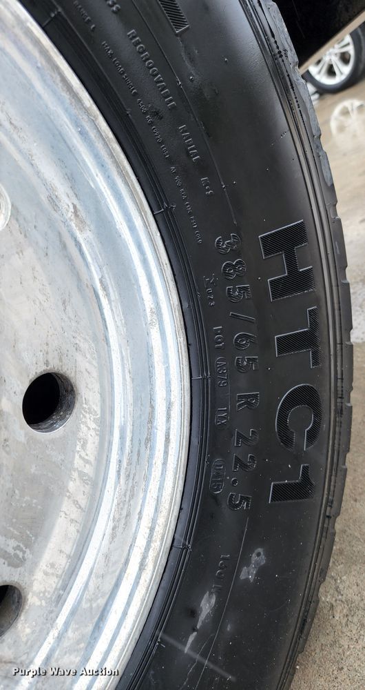 image for item HM9913 2007 Kenworth T800  semi truck